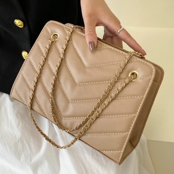 Minimalist Chevron quilted handbag nude black white chain - Picture 6 of 12
